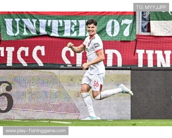 奥格斯堡小将科穆尔获曼联球探现场考察