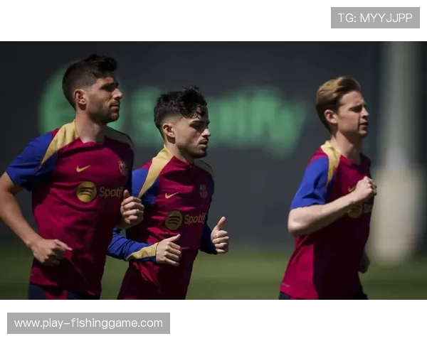 欧冠奖杯巡回展抵达伊斯坦布尔，吸引数万球迷参观