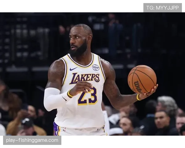 勒布朗·詹姆斯生涯总得分突破45000分，湖人主场暂停比赛为其庆祝